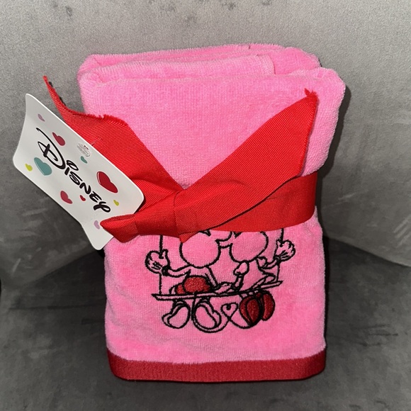 Mickey and Minnie Mouse Valentines hand towel set of 2 - Picture 3 of 4